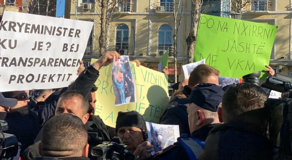 Vijon protesta, banoret e 5 majit, Laprakes dhe Paskuqanit para Kuvendit
